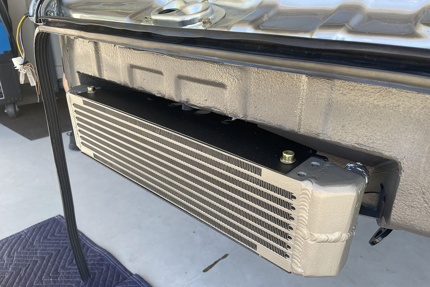 CSF #8201 Universal Dual-Pass Oil Cooler / RS Porsche / M22 x 1.5 / 22L x 4.75H x 2.16W